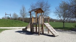 Spielturm mit Kletterwand